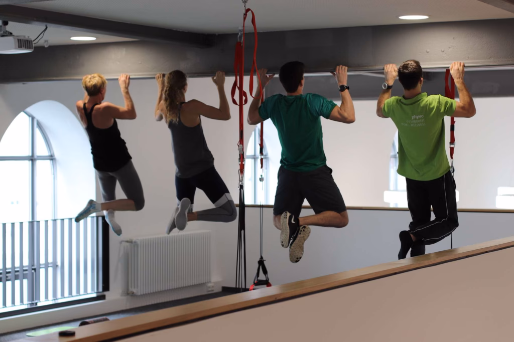 phyvoLOFT 9 Training an der Klimmzugstange in der Physiotherapiepraxis phyvoLOFT