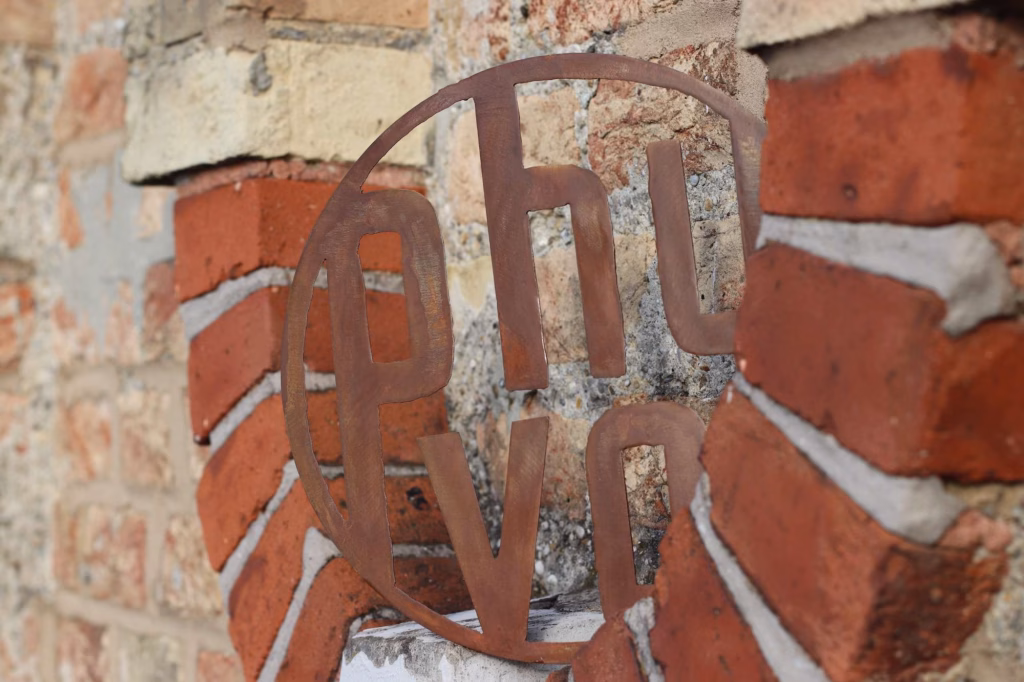 phyvoLOFT 6 Logo Backsteinwand