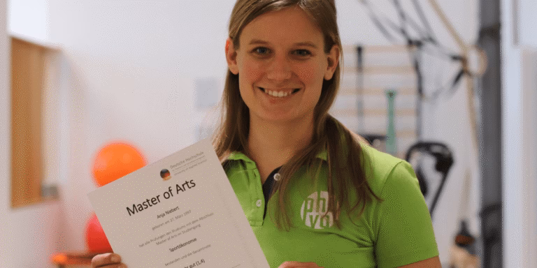 Anja mit Masterurkunde