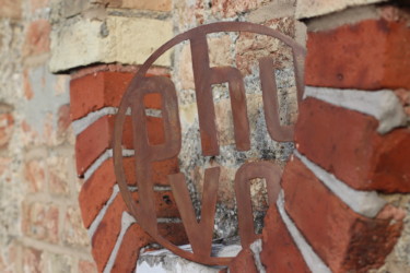 Traditionelles Gebäude - moderne Therapie Logo Backsteinwand